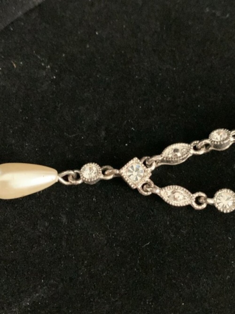 Two faux pearl necklaces - 1 vint goldtone floral 13” & 1 silvertone modern 18” - Picture 5 of 8